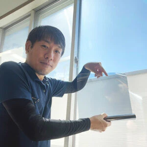 遮熱フィルムを見せている画像