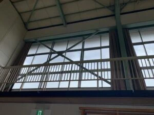 体育館の窓の画像