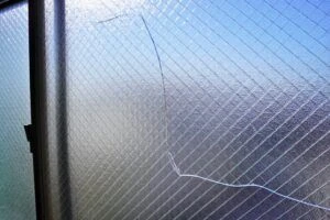熱割れした網入りガラスの画像