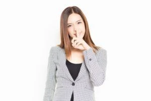 秘密にしている女性の画像