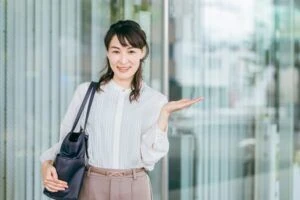 窓ガラスをおススメする女性の画像