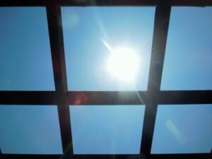 暑い日差しが入る窓の画像